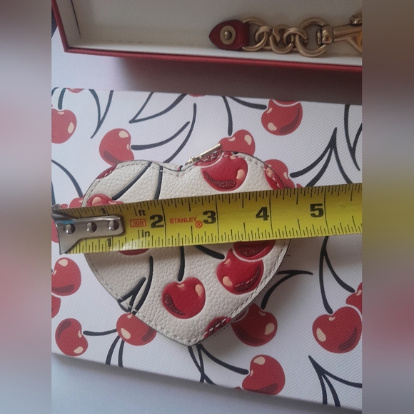 New Coach Heart Shape Cherry Print Coin Coin/ Tote Charm  Dog Clip & Gift Box - Picture 4 of 11